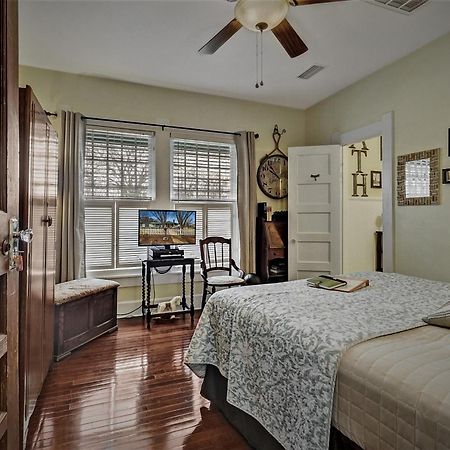 Granbury Gardens Bed And Breakfast חדר תמונה